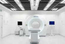 Sala de exame com equipamento de imagem moderno e monitor, ambiente claro