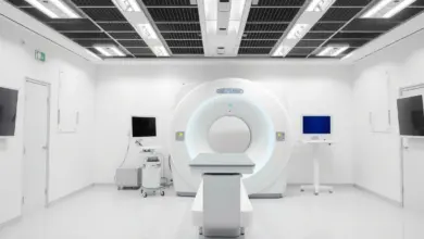 Sala de exame com equipamento de imagem moderno e monitor, ambiente claro