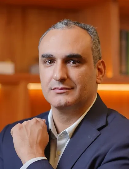 Retrato do Dr. Tiago Bernardes, ortopedista especialista em quadril em Goiânia